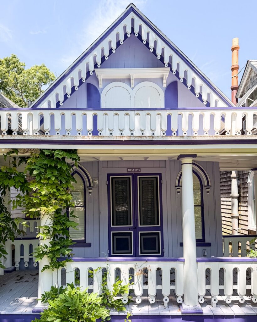 purple gingerbread cottage in oak bluffs